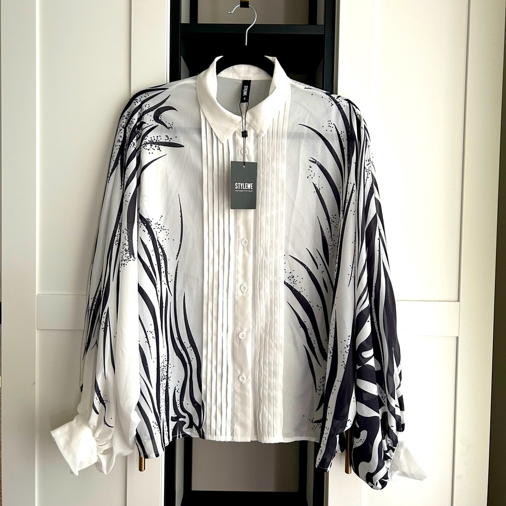BRAND NEW! Black & white sheer blouse. By Stylewe size M.